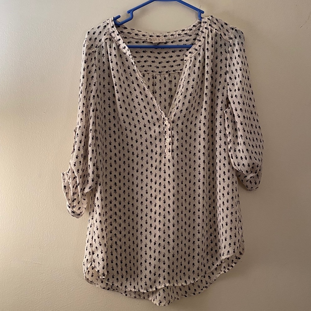 Quarter sleeve black and white print top